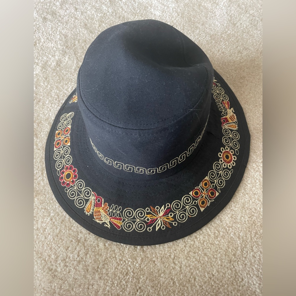 NWOT Peruvian Embroidered Black Wide-Brim Hat. Unisex
